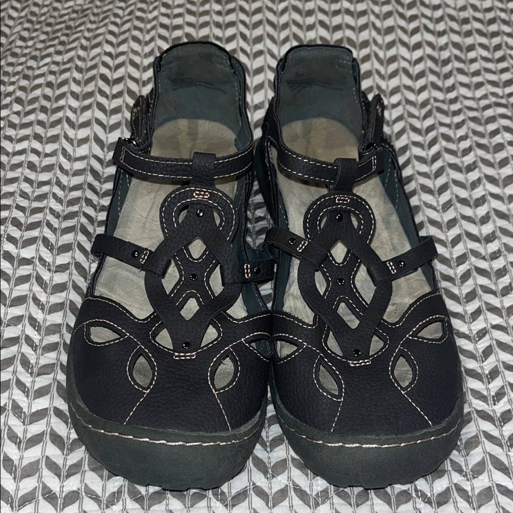 Comfy and cute sport sandals.